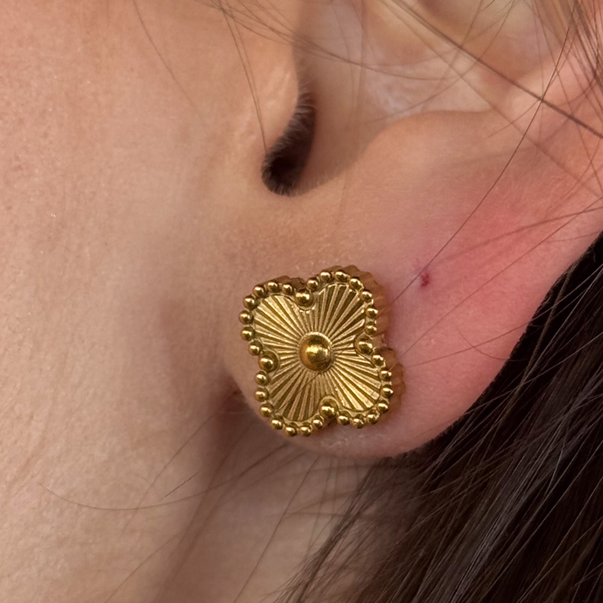 Brinco Trevo Dourado Banhado em Ouro 18k