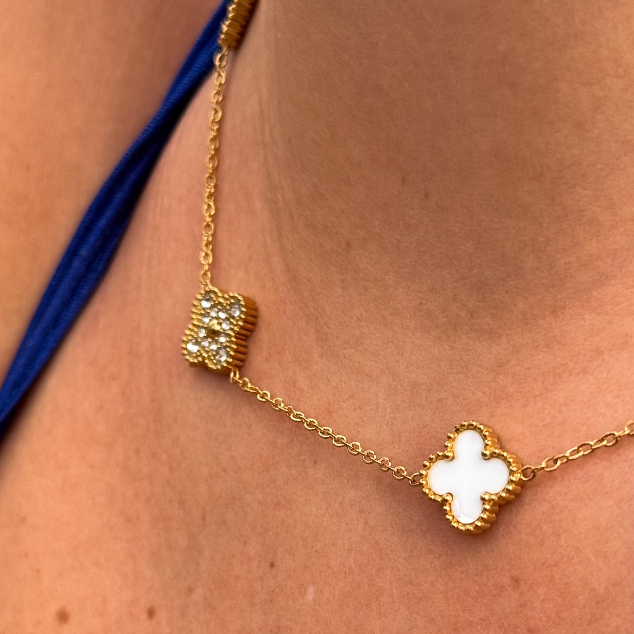 Colar Trevo Safira Cravejado Banhado em Ouro 18k