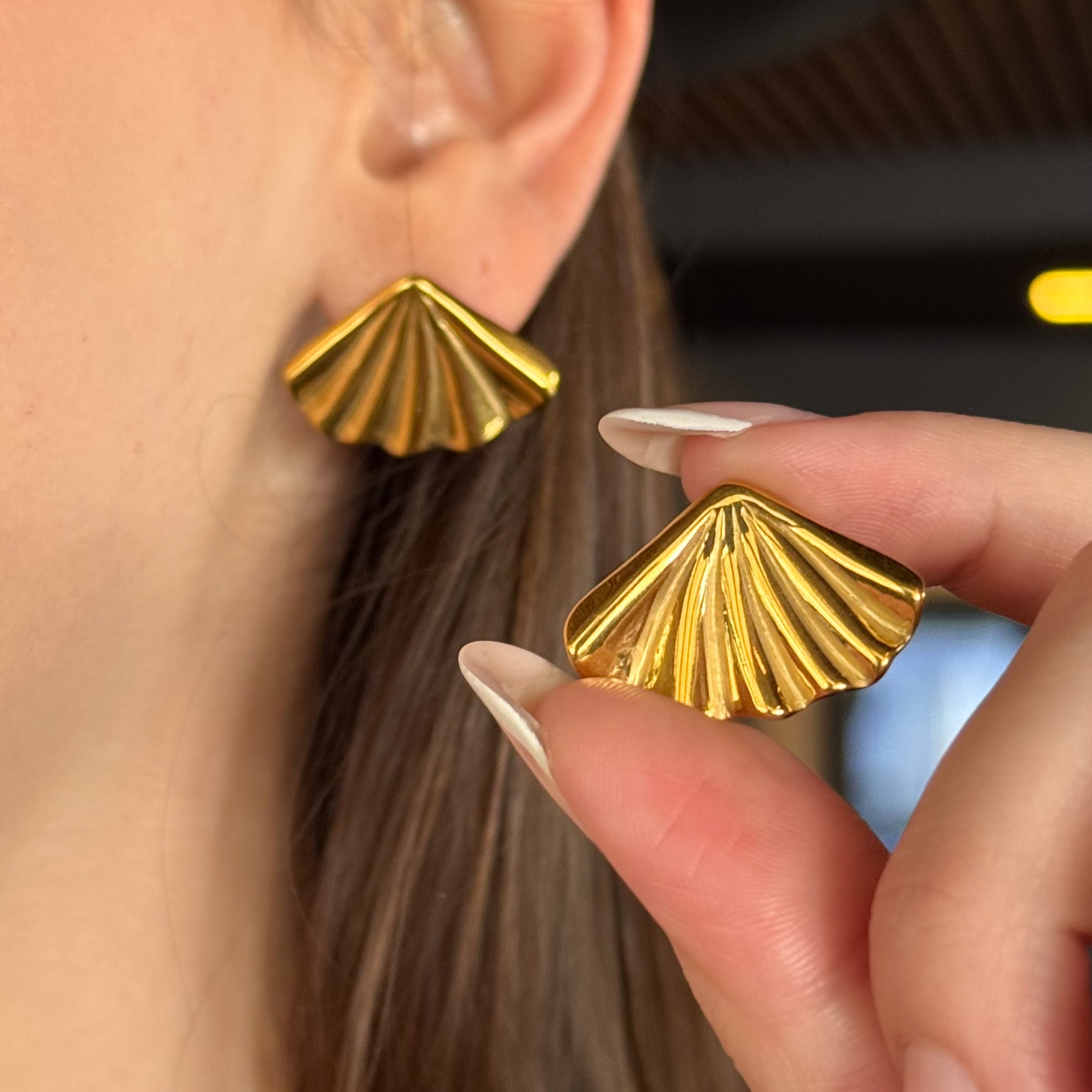 Brinco Concha Banhado em Ouro 18k