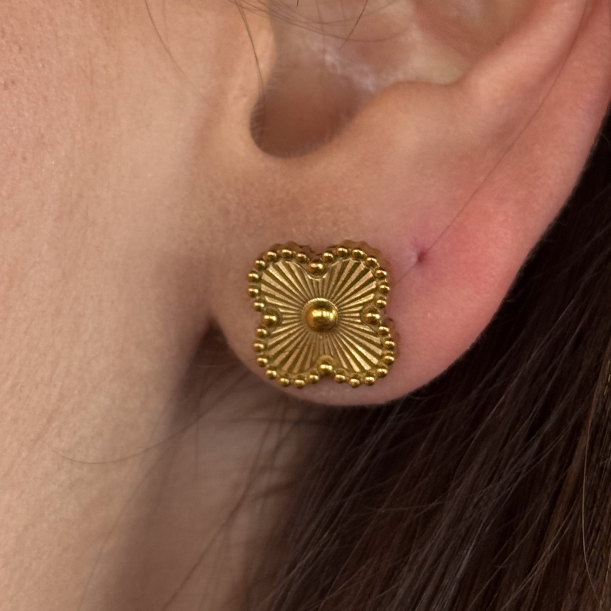 Brinco Trevo Dourado Banhado em Ouro 18k