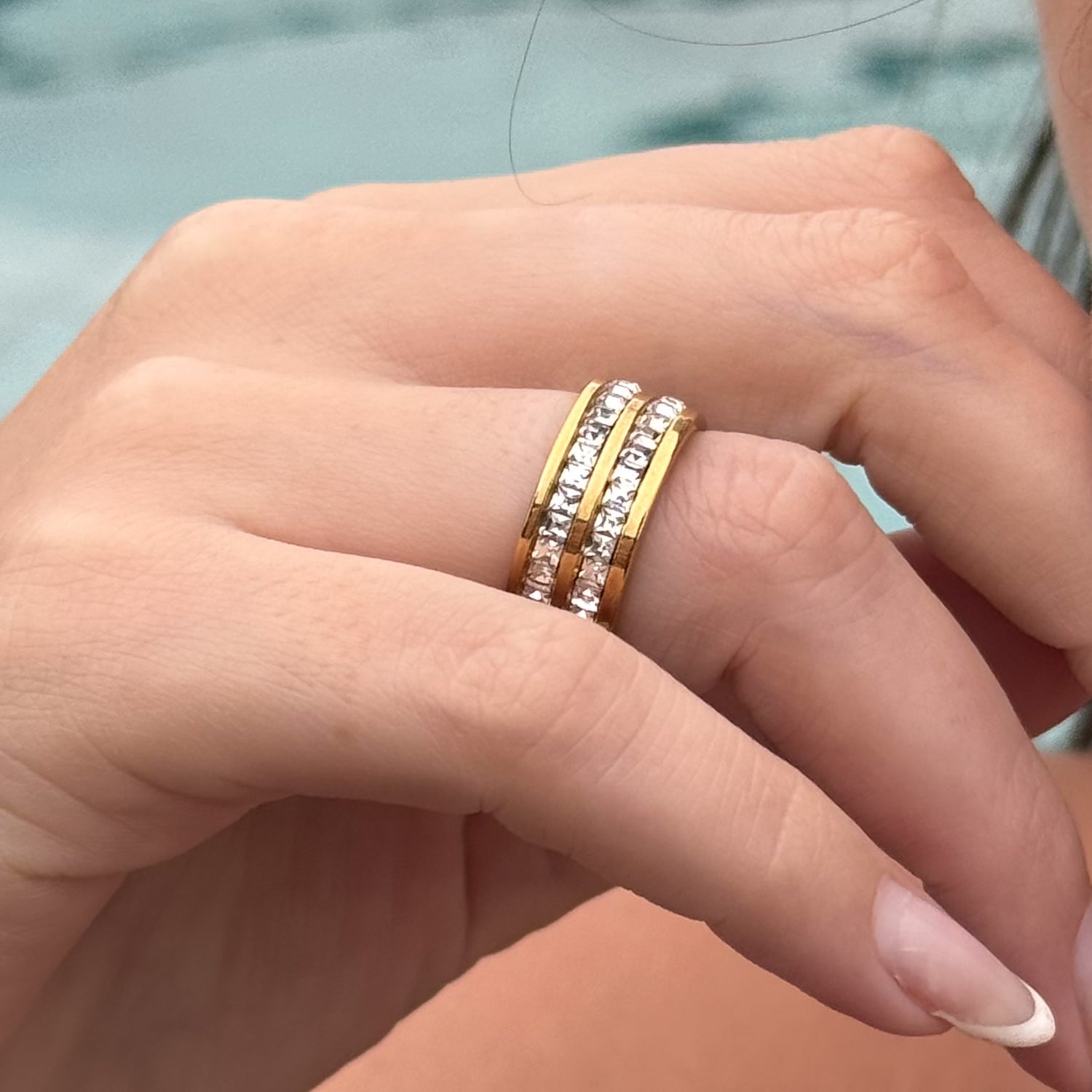 Anel Duplo com Pedras Brilhantes Banhado em Ouro 18k