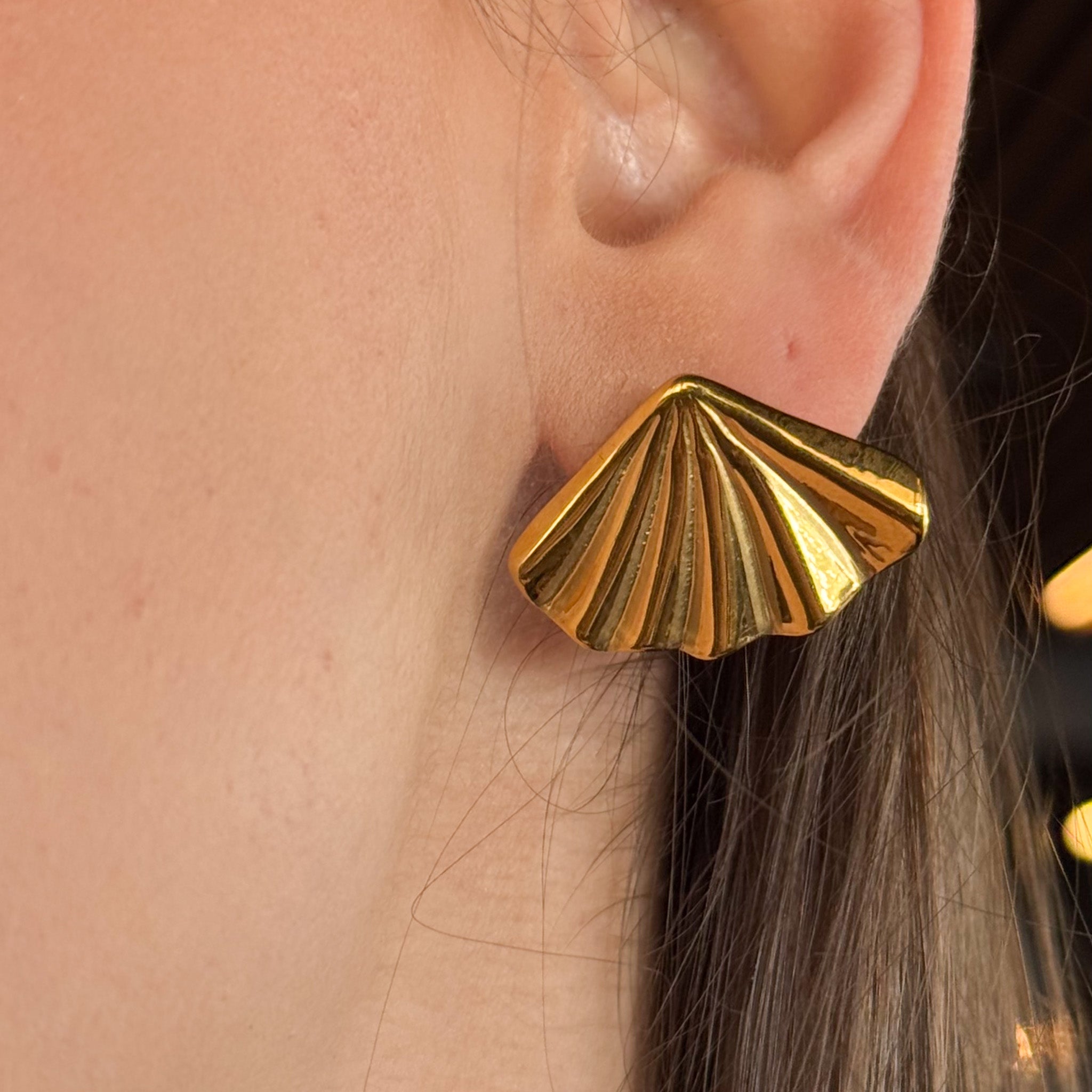 Brinco Concha Banhado em Ouro 18k