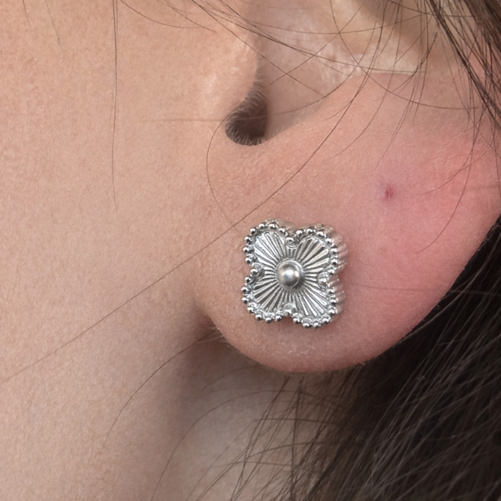 Brinco Trevo Prateado Banhado em Prata