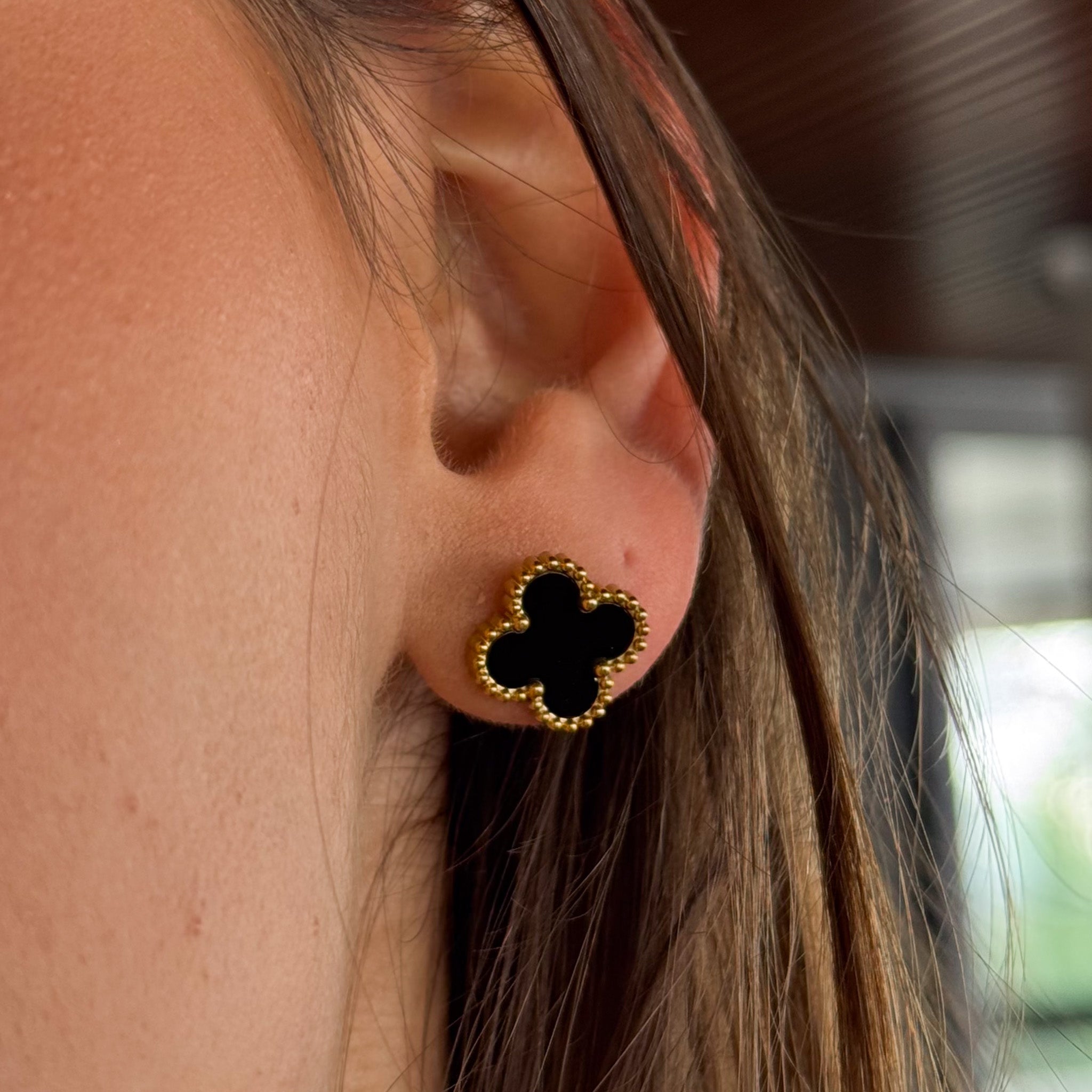 Brinco Trevo Preto Banhado em Ouro 18k