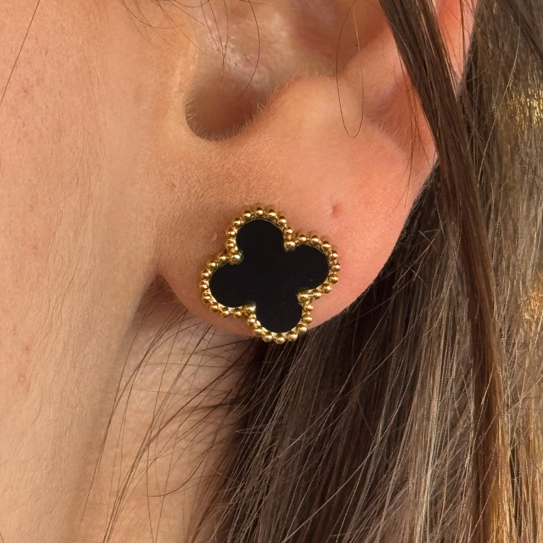 Brinco Trevo Preto Banhado em Ouro 18k