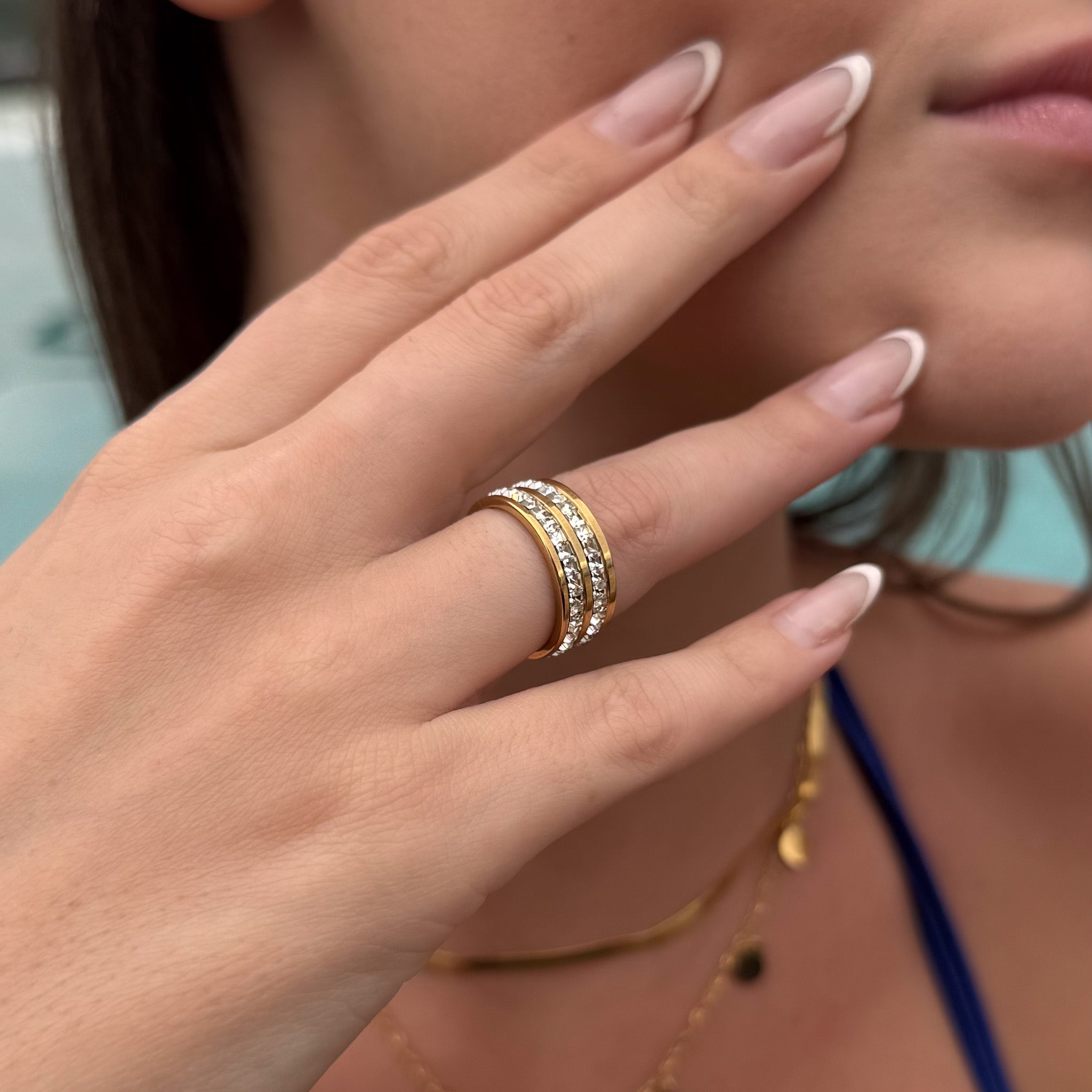 Anel Duplo com Pedras Brilhantes Banhado em Ouro 18k