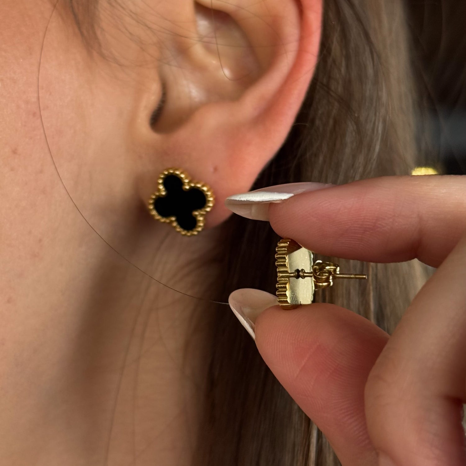 Brinco Trevo Preto Banhado em Ouro 18k