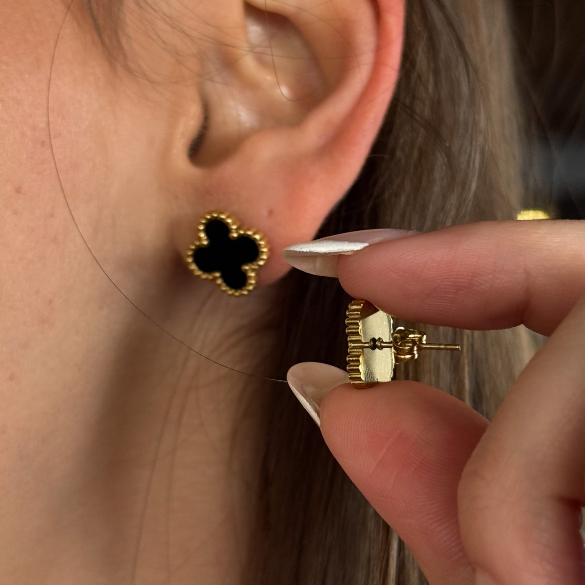 Brinco Trevo Preto Banhado em Ouro 18k